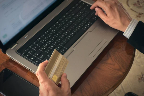 Крупним Планом Чоловік Тримає Кредитну Картку Покупки Онлайн Свого Ноутбука — стокове фото