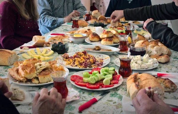 在斋月过后 拥挤和饥饿的土耳其穆斯林家庭一起吃早餐 传统的Serpme Kahvalti 庆祝斋月过后的开斋节 图库照片