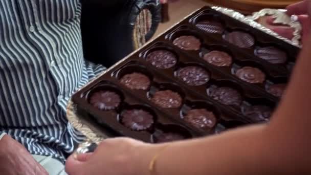 Nahaufnahme Türkisch Muslimische Ehefrau Serviert Ihrem Mann Schokolade Traditionell Eid — Stockvideo