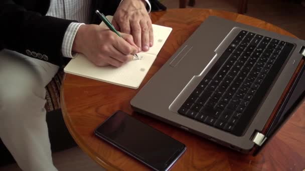 在家里工作的专家商人坐在笔记本电脑前 带着笔在电话会议上做笔记 — 图库视频影像