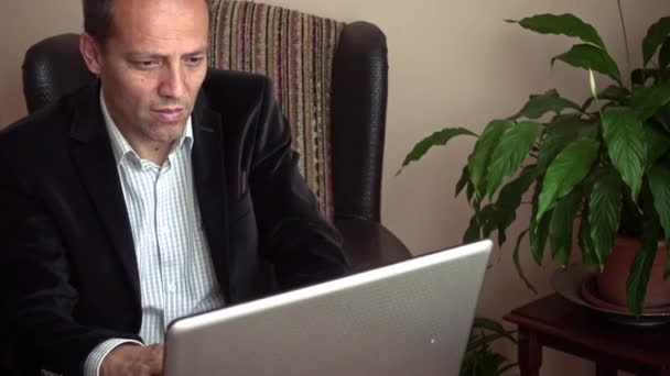 Ευφυής Ανώτερος Αναζητούν Σοβαρή Εργασία Από Σπίτι Χρησιμοποιώντας Laptop Του — Αρχείο Βίντεο
