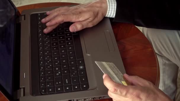 Close Shot Van Een Senior Man Met Een Creditcard Een — Stockvideo