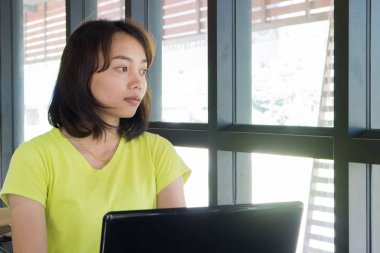 Asya Gençler geçmişi düşünüyorsun.