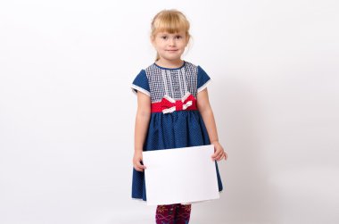 bir parça kağıt ile çocuk