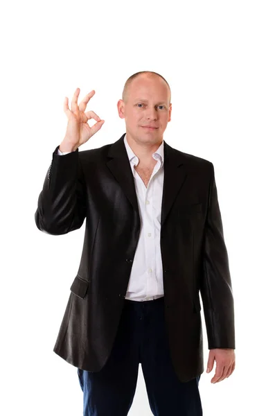 Hombre adulto en un traje de negocios sonriendo y mostrando un círculo con los dedos en el fondo aislado — Foto de Stock