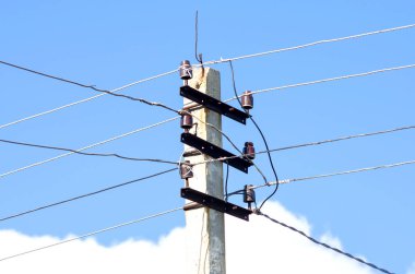 güç hattı kutup teller ve gökyüzüne karşı seramik izolatörler ile