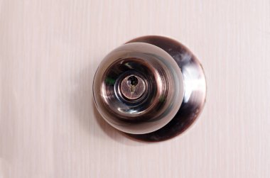 pink kapı arka plan üzerinde bir mandal ile yuvarlak kapı kolu