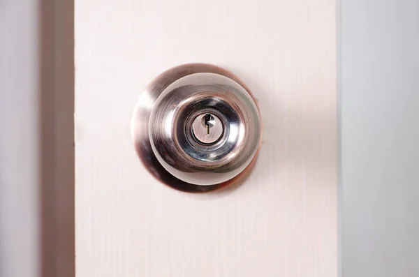 ピンクのドアの背景にあるラッチを丸いドア ハンドル — ストック写真