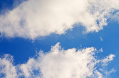 Kümülüs güzel beyaz bulutlar üzerinde mavi bir gökyüzü