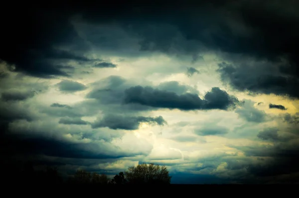 Nuages Noirs Avant Pluie Sur Fond Nature — Photo