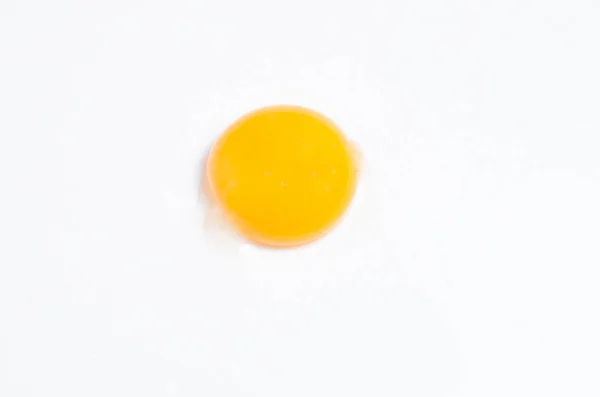Яйця курячі з яєчним жовтком і шкаралупою на сірому фоні — стокове фото