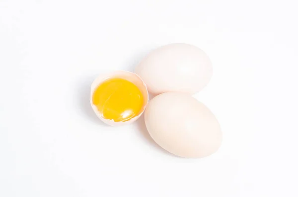 Ägg kyckling fågel med äggula och shell på en grå bakgrund — Stockfoto