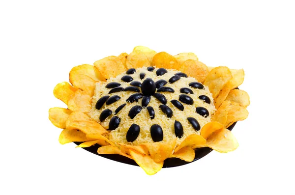 yiyecek salata zeytin peynir et ve beyaz zemin üzerine patates kızartması ile