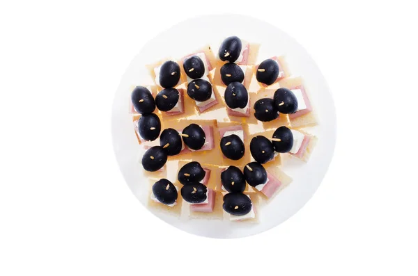 Olive alimentari pane formaggio e salsiccia su un bastoncino di legno su sfondo bianco — Foto Stock