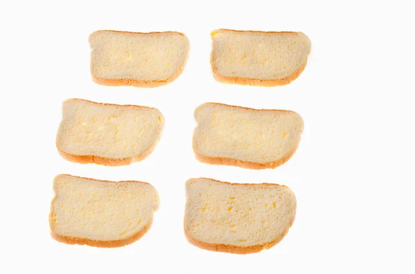 Beyaz bir arka plan üzerinde beyaz ekmek parçalar koparıp