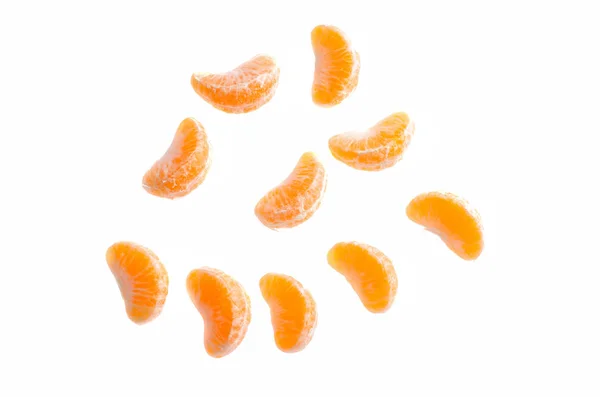 Lobules orange mandarine agrumes sur fond blanc — Photo