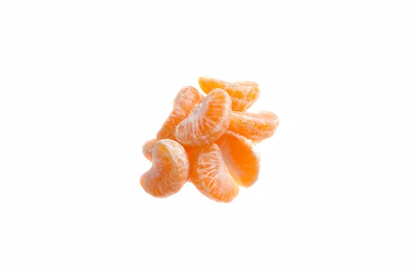 Mandarin lobuli portocalii citrice pe un fundal alb — Fotografie, imagine de stoc