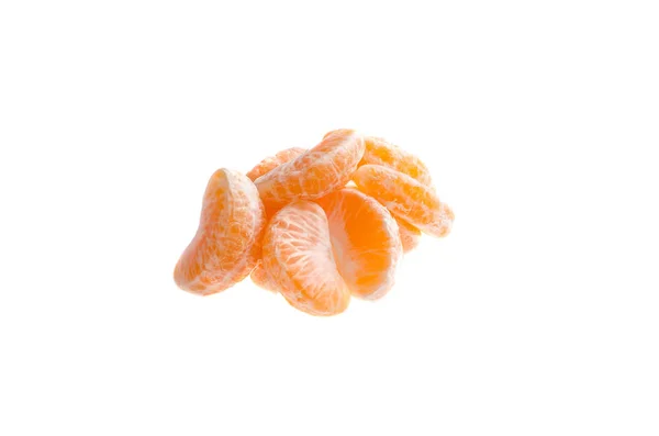 Lobules orange mandarine agrumes sur fond blanc — Photo