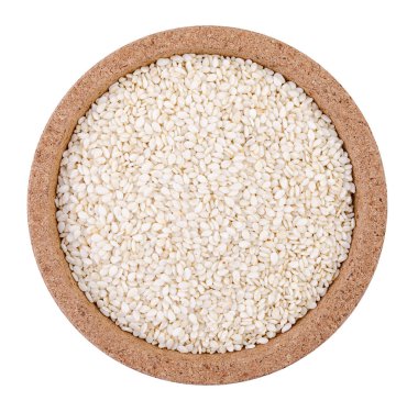 Beyaz arkaplanda bir tabakta susam tohumları