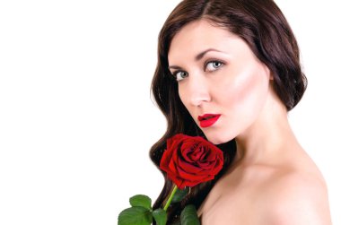 Beyaz arka planda gül koklayan bir kızın portresi.