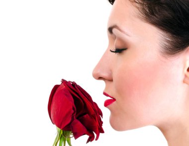 Beyaz arka planda gül koklayan bir kızın portresi.