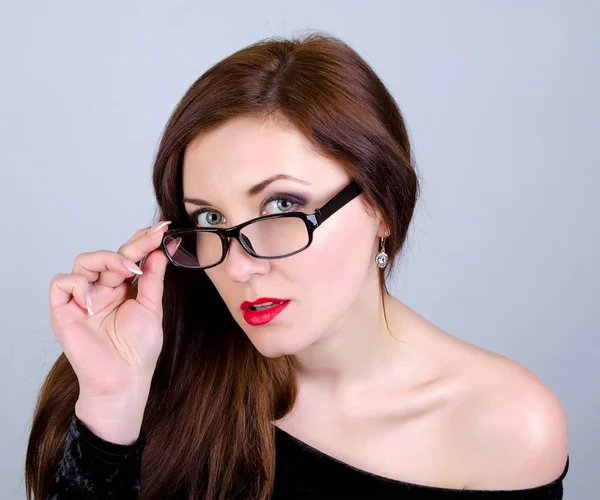 一个戴眼镜的女人的画像 手挽着眼镜 — 图库照片