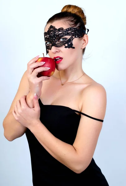 Μασκοφόρος Νεαρή Γυναίκα Δαγκώνει Σεξουαλικά Ένα Μήλο — Φωτογραφία Αρχείου