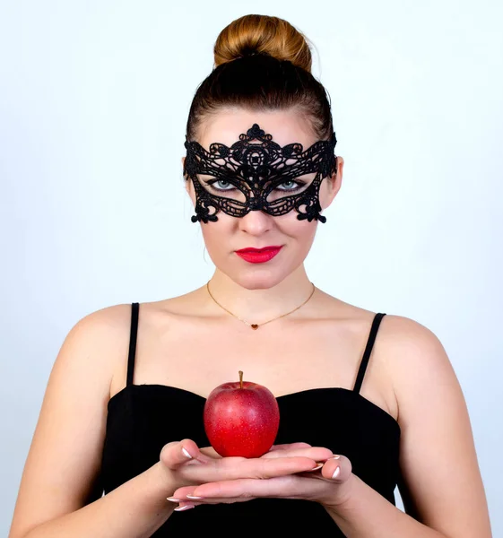 Maskerad Ung Kvinna Håller Äpple Framför Bröstet — Stockfoto