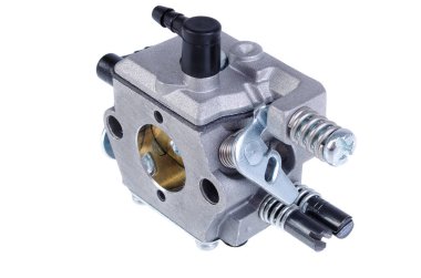 Beyaz arkaplanda elektrikli testere karbüratörü.