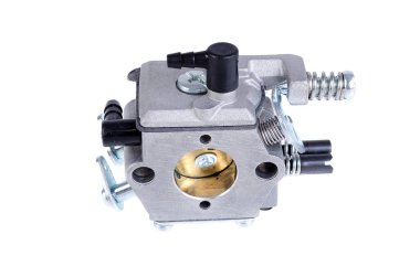 Beyaz arkaplanda elektrikli testere karbüratörü.