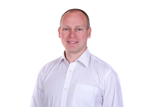 Beyaz bir arka planda gülümseyen yetişkin bir adamın portresi.