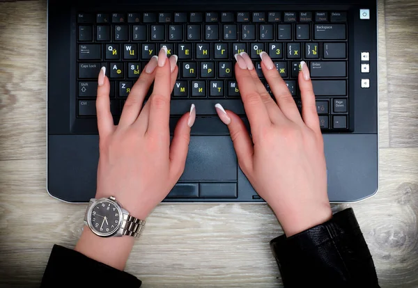 Ofiste iş - kadın elleri dizüstü bilgisayarda yakın plan klavye.