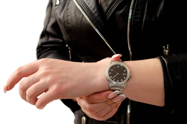 Olhando Para Tempo Relógio Uma Mão Feminina Close — Fotografia de Stock