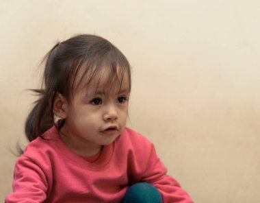 güzel kızı ararken, boşluk eklemek için metin veya tasarım