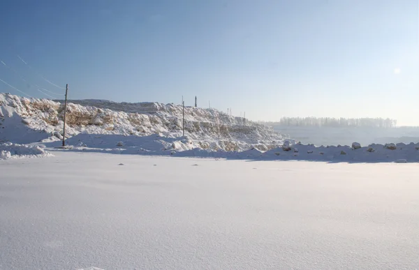 Северный зимний карьер — стоковое фото