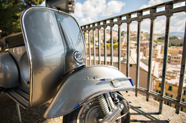 Eski İtalyan scooter üzerinde Cenova, İtalya şehrin bir bakış açısı