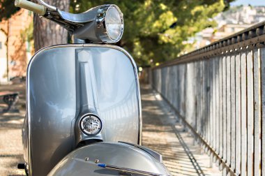 Eski İtalyan scooter üzerinde Cenova, İtalya şehrin bir bakış açısı