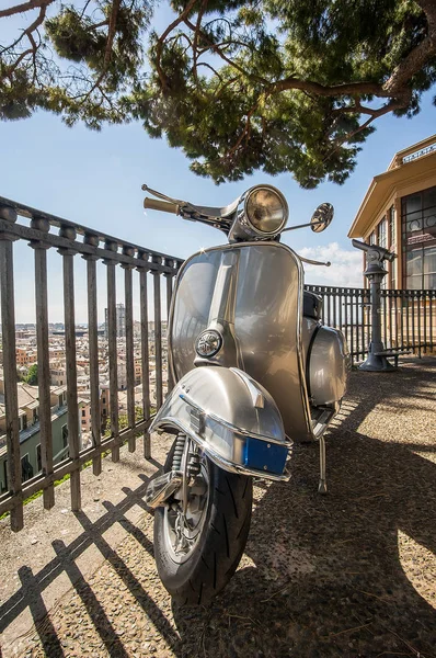 Eski İtalyan scooter üzerinde Cenova, İtalya şehrin bir bakış açısı