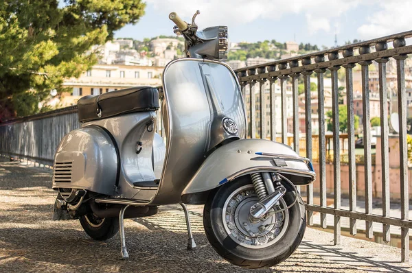 Eski İtalyan scooter üzerinde Cenova, İtalya şehrin bir bakış açısı