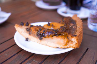 Armut tarte çikolata güzel bir barda, Fransa