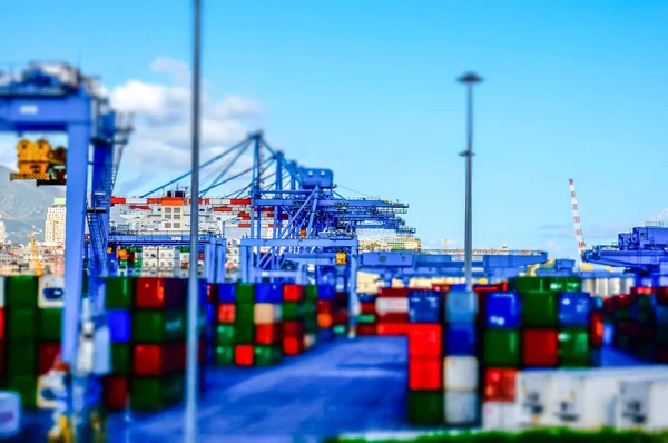 Bir konteyner terminali port Cenova etkisi modeli görünümünü.