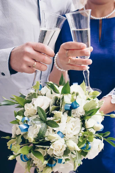 Nowożeńcy Przytrzymaj Okulary Szampanem Panna Młoda Trzyma Bukiet Ślubny Bliska — Zdjęcie stockowe