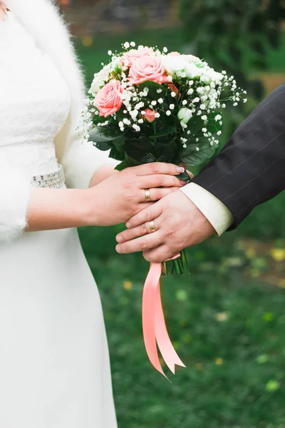 Nowożeńcy Przytrzymaj Bukiet Ślubny Bliska — Zdjęcie stockowe