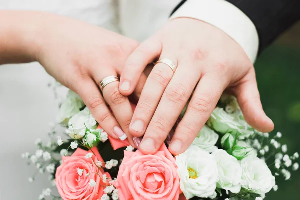 Ręce Nowożeńcy Bukiet Ślubny Bliska — Zdjęcie stockowe