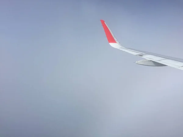 飛行機からの雲の様子翼の飛行機と雲と青空の空撮。旅行と旅のコンセプト. — ストック写真