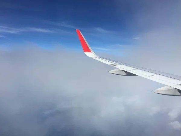 Bulutlar uçaktan görünümünü. Kanat'ın uçak ile bulut ve mavi gökyüzü hava görünümünü. Seyahat ve yolculuk kavramı.