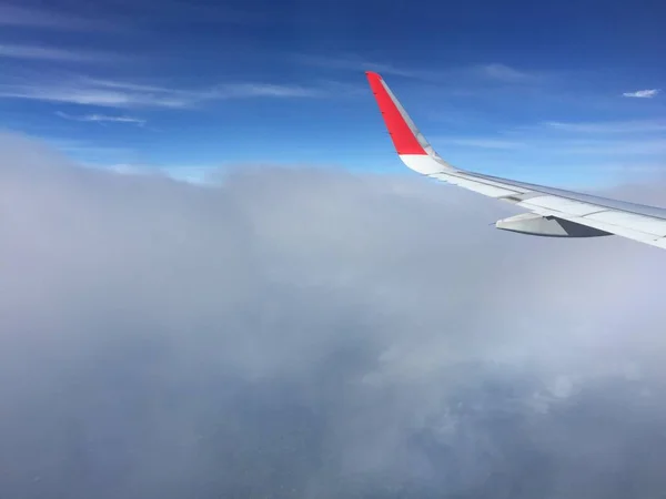 Bulutlar uçaktan görünümünü. Kanat'ın uçak ile bulut ve mavi gökyüzü hava görünümünü. Seyahat ve yolculuk kavramı.