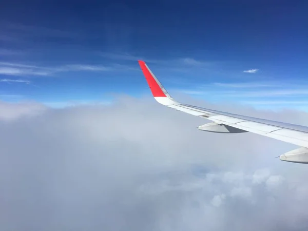 Bulutlar uçaktan görünümünü. Kanat'ın uçak ile bulut ve mavi gökyüzü hava görünümünü. Seyahat ve yolculuk kavramı.