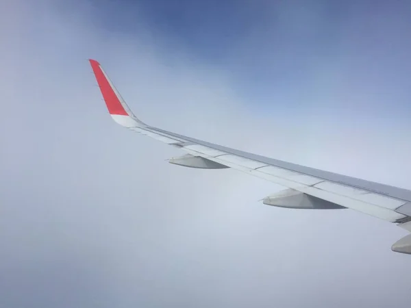 Bulutlar uçaktan görünümünü. Kanat'ın uçak ile bulut ve mavi gökyüzü hava görünümünü. Seyahat ve yolculuk kavramı.