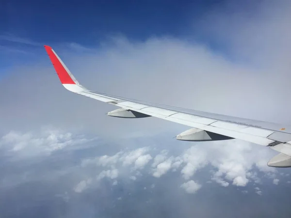 Bulutlar uçaktan görünümünü. Kanat'ın uçak ile bulut ve mavi gökyüzü hava görünümünü. Seyahat ve yolculuk kavramı.